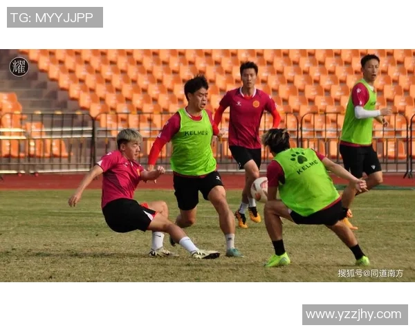 足球明星与儿时好友重聚握手瞬间感动无数球迷的温暖故事