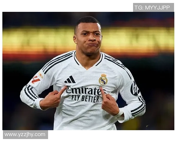 足球明星抱胸姿态展现自信魅力的精彩瞬间合集