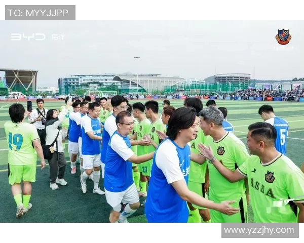 足球明星队齐聚一堂合影留念展现团结与友谊的精彩瞬间 足球明星队齐聚一堂合影留念展现团结与友谊的精彩瞬间